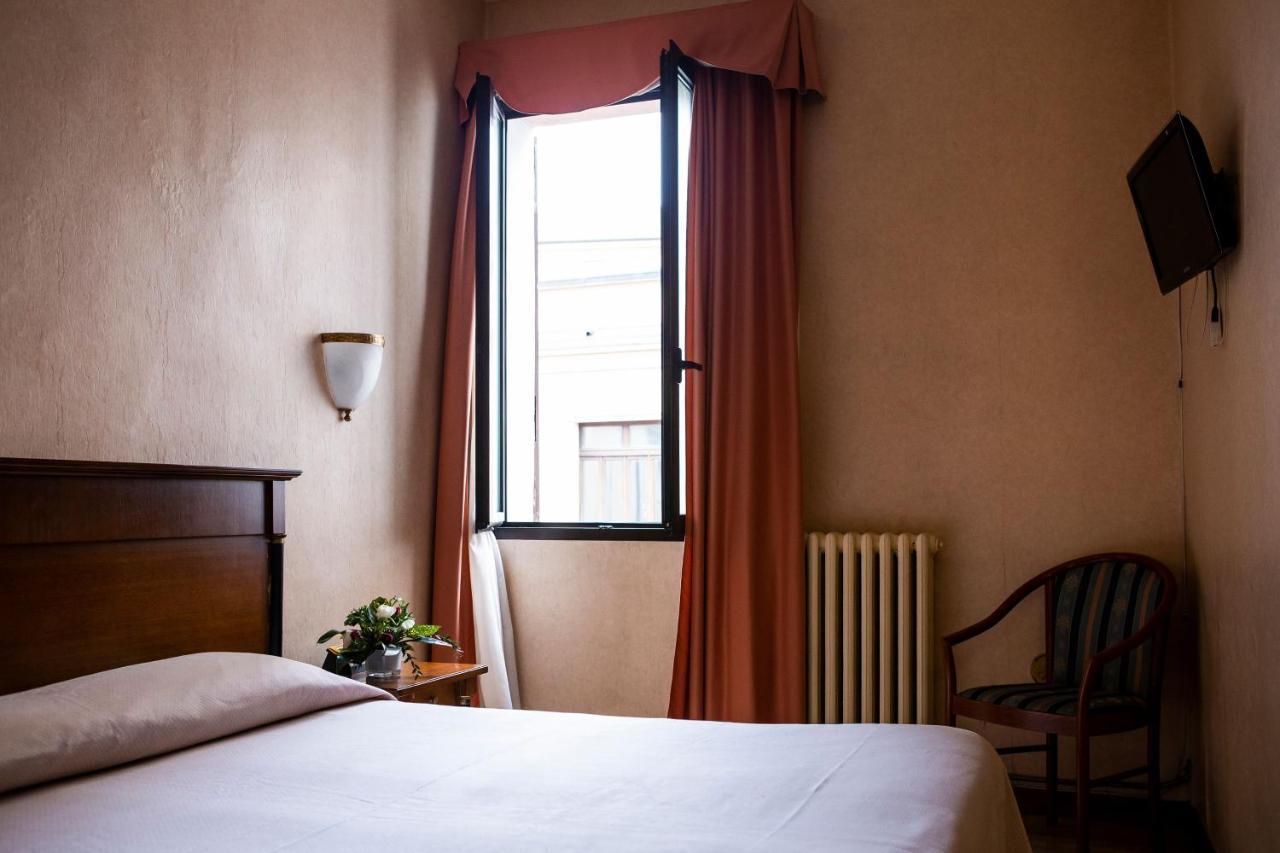 Hotel Astor Пьяченца Экстерьер фото