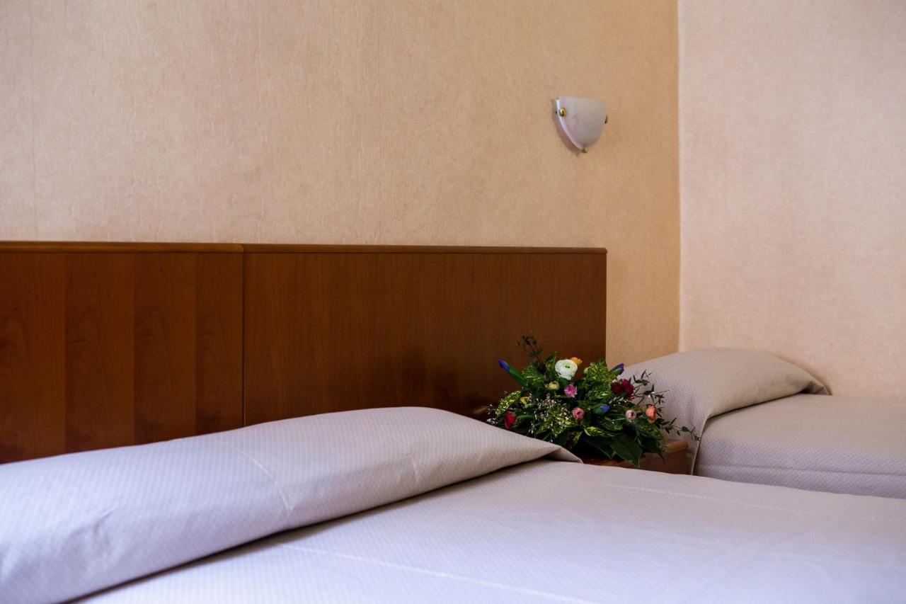 Hotel Astor Пьяченца Экстерьер фото