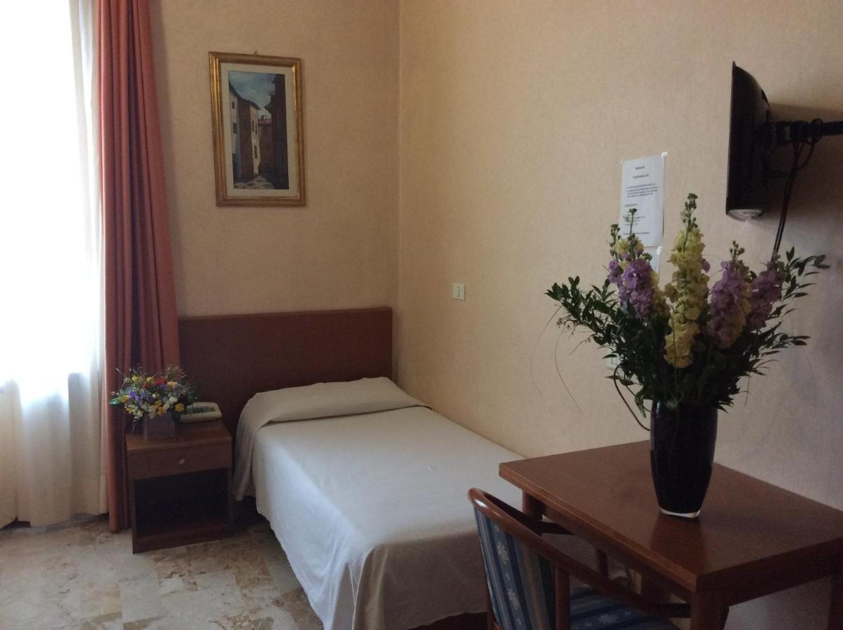 Hotel Astor Пьяченца Экстерьер фото
